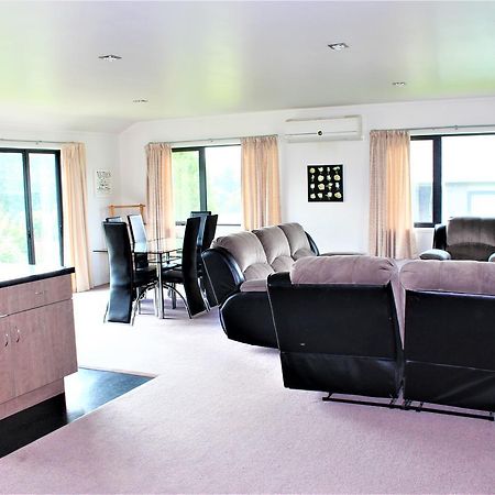 Family Getaway Villa Rotorua Bagian luar foto